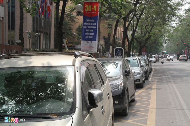 Đi ôtô thì phải chấp nhận phí gửi xe cao