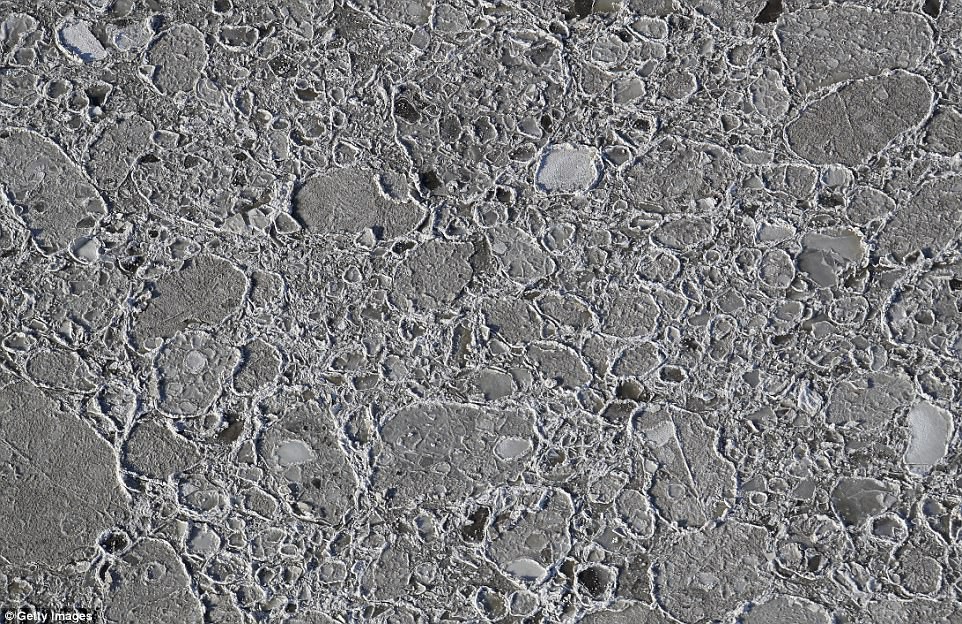 Sau trận bão tuyết kinh hoàng, thành phố New York hoang tàn, ảm đạm như trong phim Ngày Tận Thế