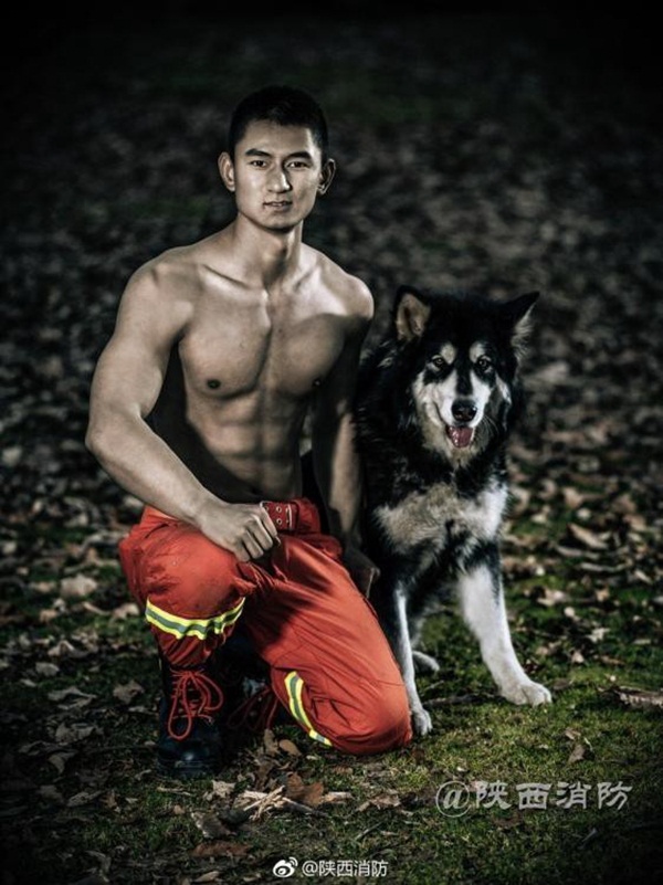 Hội chị em phát sốt với bộ lịch của dàn mỹ nam sáu múi