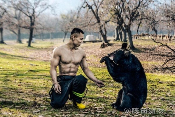 Hội chị em phát sốt với bộ lịch của dàn mỹ nam sáu múi