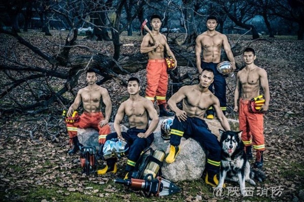 Hội chị em phát sốt với bộ lịch của dàn mỹ nam sáu múi