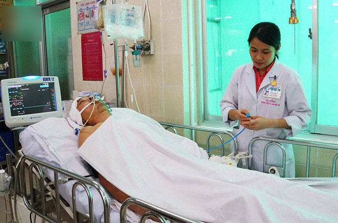 Mẹ đơn thân cạn nước mắt chăm con bị tai nạn nguy kịch vì dừng lại cứu người