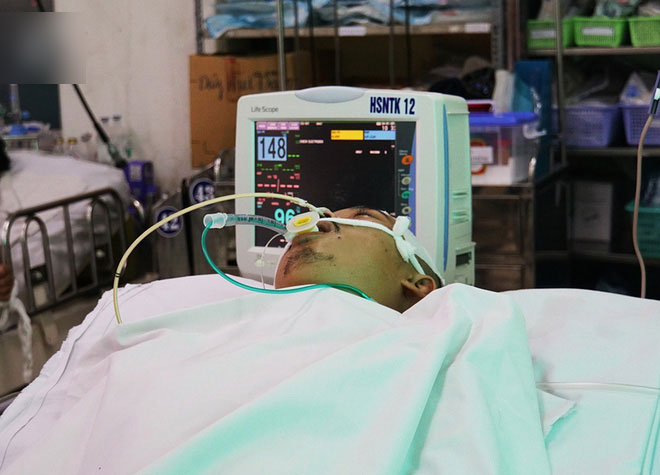 Mẹ đơn thân cạn nước mắt chăm con bị tai nạn nguy kịch vì dừng lại cứu người