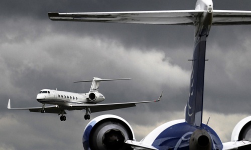 Cửa máy bay rơi trúng người, phi công thiệt mạng