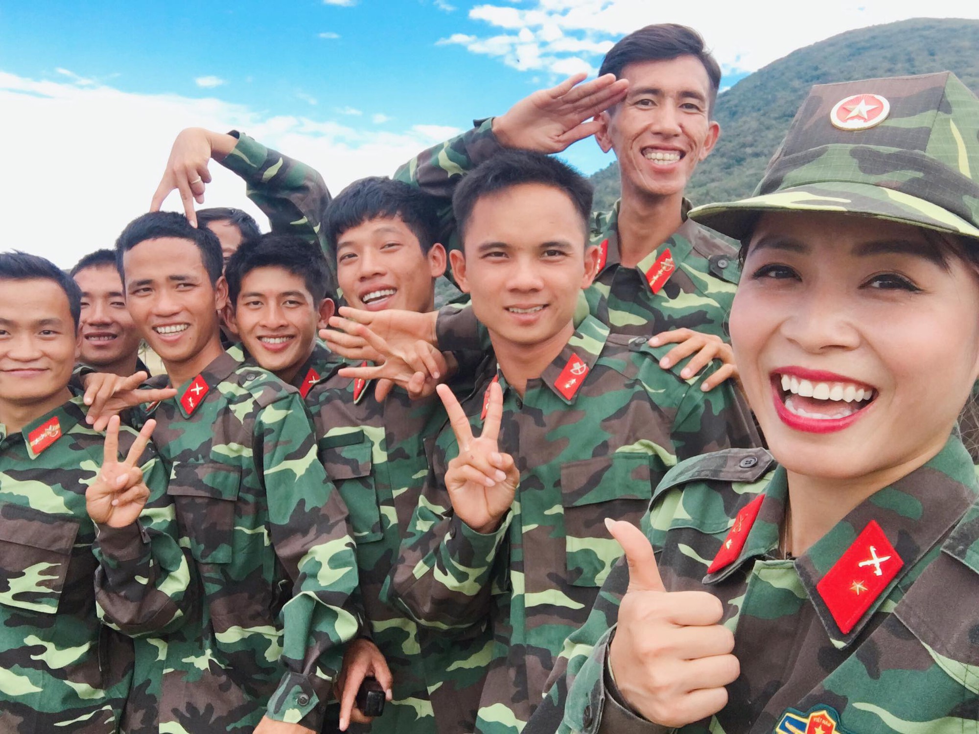 MC Chúng tôi là chiến sĩ sắp lên xe hoa, được bạn trai quỳ gối cầu hôn ở Hàn Quốc