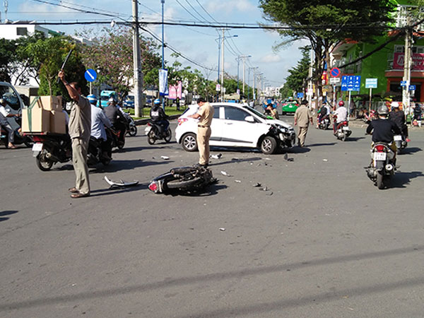TP.HCM: Vượt đèn đỏ đâm vào ô tô, xe máy gãy đôi, 1 người chết