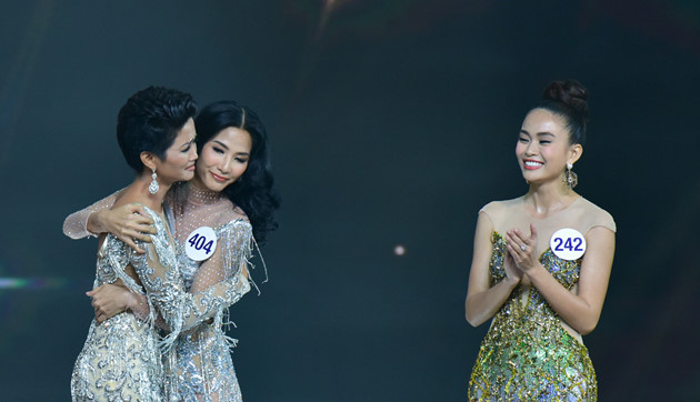 HHen Niê đăng quang Hoa hậu Hoàn vũ, Hoàng Thùy đoạt Á hậu 1 HHen Niê đăng quang Hoa hậu Hoàn vũ, Hoàng Thùy đoạt Á hậu 1