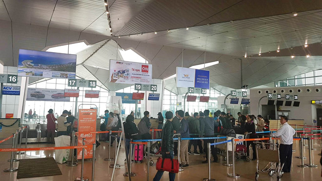Vietjet bị tố ép hành khách vạ vật ở sân bay 8 tiếng