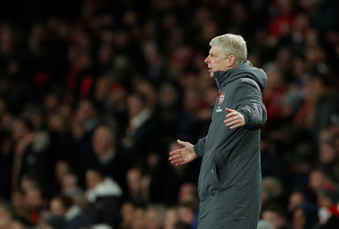 HLV Wenger bị cấm chỉ đạo 3 trận vì chỉ trích trọng tài