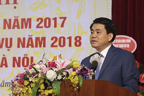 Đá lát vỉa hè HN bị vỡ nát liên quan đến ‘con ông cháu cha’?