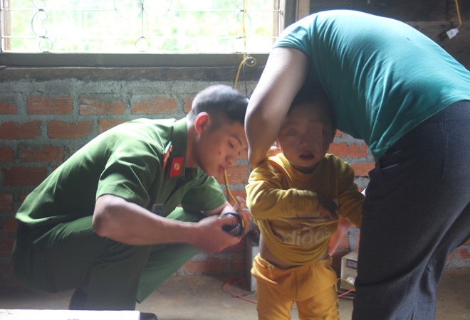 Xử lý hành chính người giữ trẻ đánh bé trai 2 tuổi