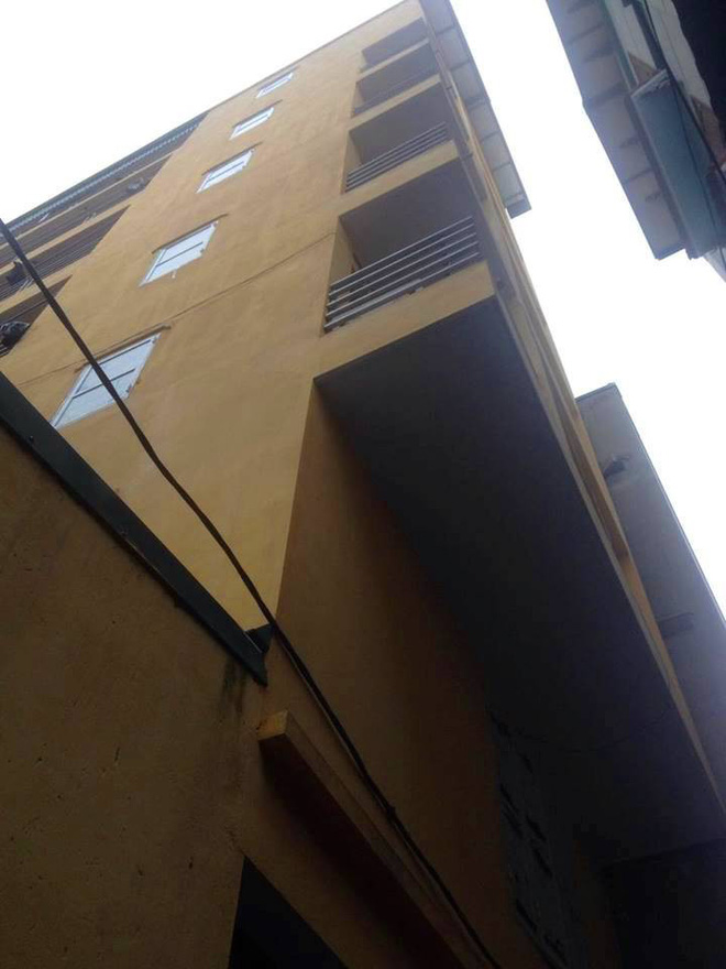 Người thân đau đớn ngất lịm khi đến nhận thi thể nam thanh niên treo cổ tự tử trong phòng trọ bạn gái ở Hà Nội