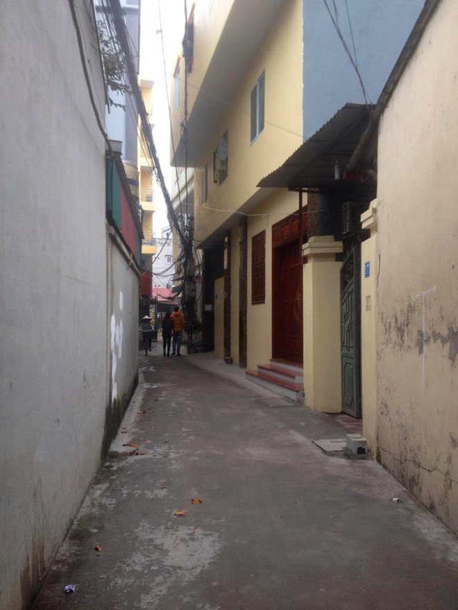 Người thân đau đớn ngất lịm khi đến nhận thi thể nam thanh niên treo cổ tự tử trong phòng trọ bạn gái ở Hà Nội