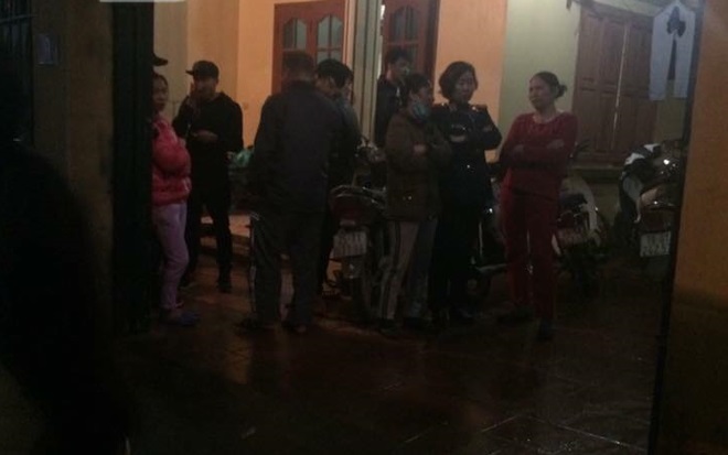 Người thân đau đớn ngất lịm khi đến nhận thi thể nam thanh niên treo cổ tự tử trong phòng trọ bạn gái ở Hà Nội