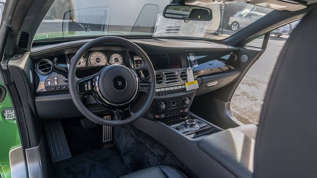 Rolls-Royce Wraith màu xanh cốm giá hơn 400.000 USD