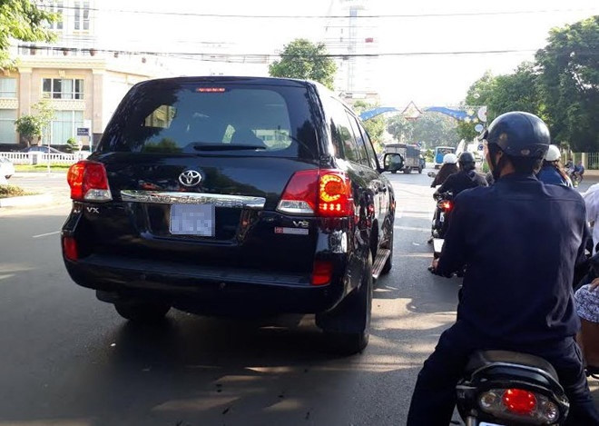 Đắk Nông bán 2 xe sang doanh nghiệp tặng nộp ngân sách