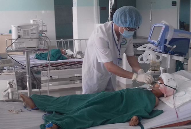 Bị đạn bắn xuyên thái dương khi đang bế em