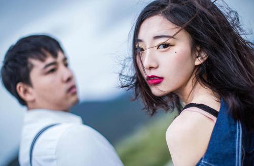 Nghe lén cú điện thoại, tôi phát hiện lí do chồng đẹp trai chịu lấy người xấu như tôi