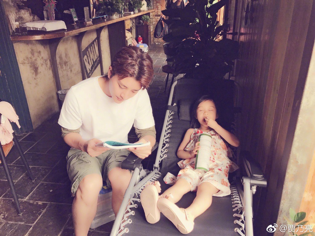 Giả Nãi Lượng viết tâm thư âm thầm thừa nhận Lý Tiểu Lộ ngoại tình, cả gia đình ngã bệnh vì scandal Giả Nãi Lượng viết tâm thư âm thầm thừa nhận Lý Tiểu Lộ ngoại tình, cả gia đình ngã bệnh vì scandal