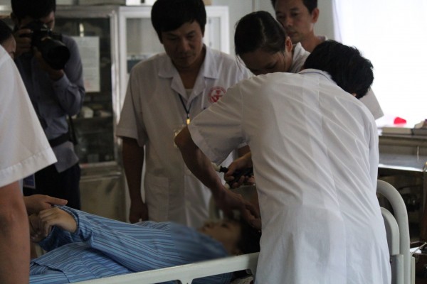 Con gái nghiện facebook, bố mẹ phải đánh thuốc mê đưa đến viện tâm thần