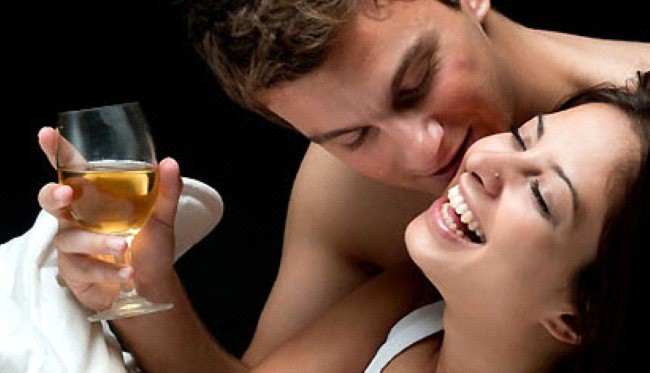 Rượu có thực sự làm chàng hăng say hơn trong chăn gối? Rượu có thực sự làm chàng hăng say hơn trong chăn gối?