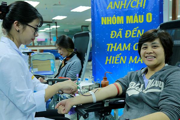Hàng trăm người nhóm máu O xếp hàng hiến máu, nối dài sự sống cho người bệnh