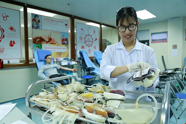 Hàng trăm người nhóm máu O xếp hàng hiến máu, nối dài sự sống cho người bệnh