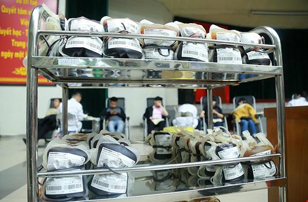 Hàng trăm người nhóm máu O xếp hàng hiến máu, nối dài sự sống cho người bệnh