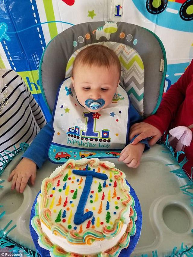 Thảm kịch gia đình: Mẹ lùi xe để đi ra ngoài, vô tình cán chết cậu con trai 1 tuổi