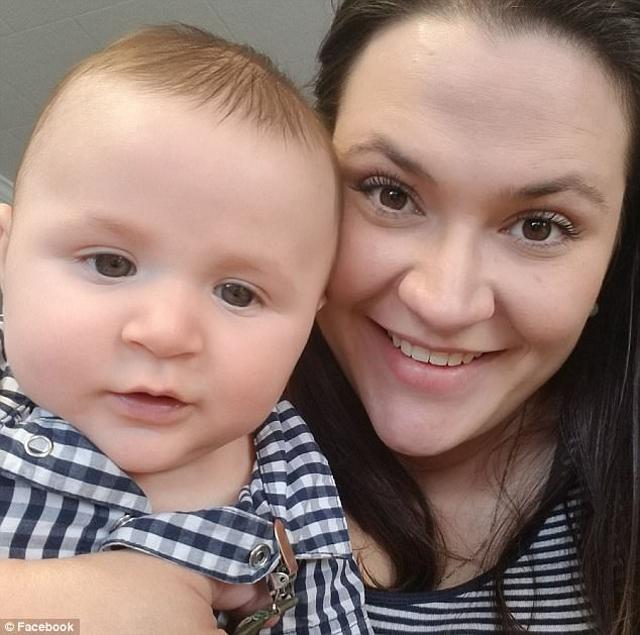 Thảm kịch gia đình: Mẹ lùi xe để đi ra ngoài, vô tình cán chết cậu con trai 1 tuổi