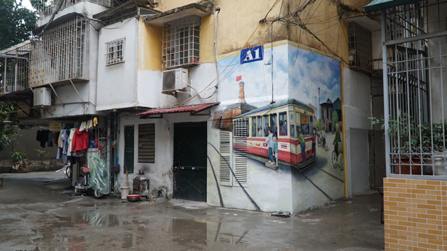 Độc đáo: Tranh 3D đẹp mê hồn trong khu tập thể Pháo Đài Láng