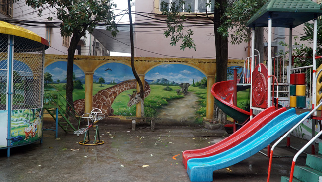 Độc đáo: Tranh 3D đẹp mê hồn trong khu tập thể Pháo Đài Láng