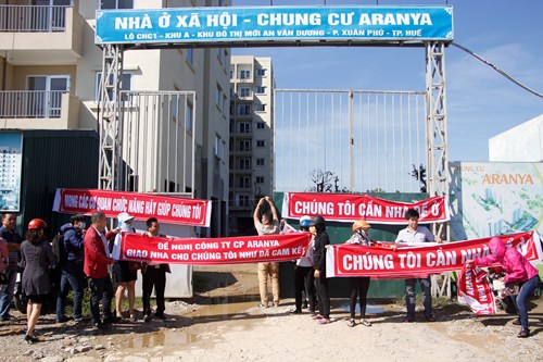 Người dân Huế vây công trường xây chung cư đòi bàn giao nhà