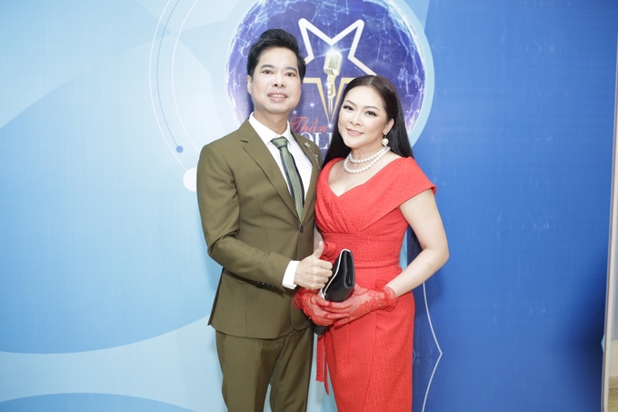 Như Quỳnh thay hai bộ váy đi chấm thi bolero