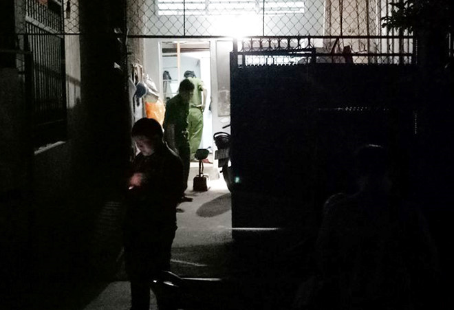 Trung úy Phước cầm súng đánh vào má trái của Hải làm súng nổ