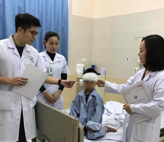 Cưỡi lưng chó nhà, bé trai 5 tuổi bị chó cắn rách tai