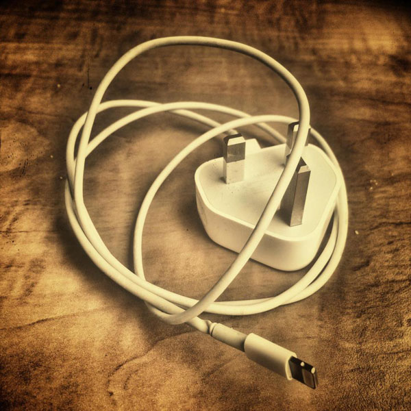 Bà bầu bị điện giật chết khi vừa tắm vừa sạc điện thoại