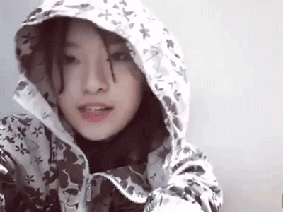 Khánh Vy mặc áo chống nắng, bắn rap cực chất bằng tiếng Anh