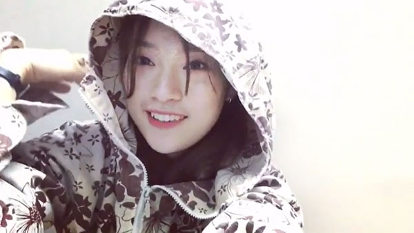 Khánh Vy mặc áo chống nắng, bắn rap cực chất bằng tiếng Anh