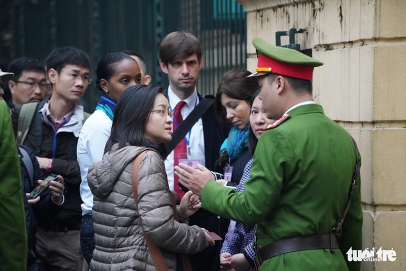 Người dân quan tâm đặc biệt đến phiên xử ông Đinh La Thăng