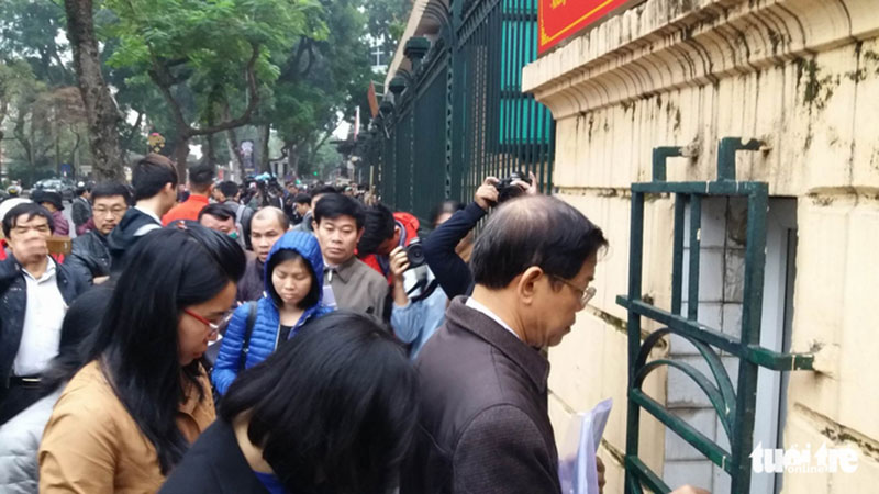 Người dân quan tâm đặc biệt đến phiên xử ông Đinh La Thăng