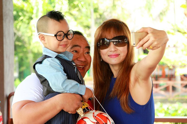 Những cặp đũa lệch trong showbiz Việt