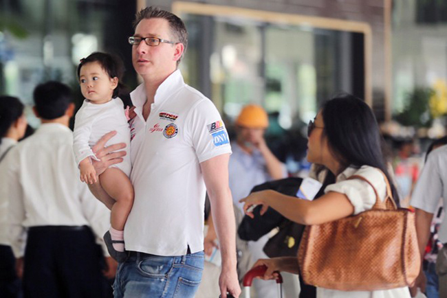 Những cặp đũa lệch trong showbiz Việt