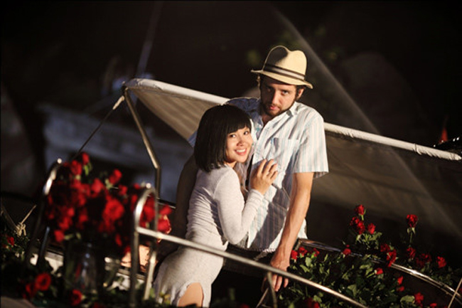 Những cặp đũa lệch trong showbiz Việt