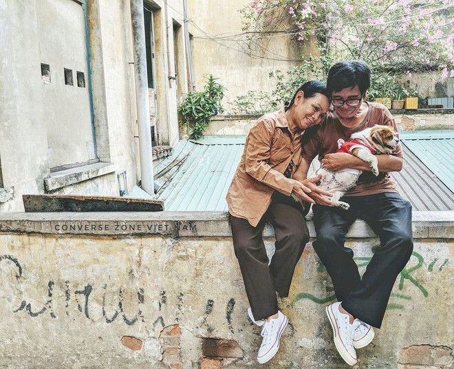 Tình yêu tươi xanh của cặp vợ chồng U60 vẫn bận rộn làm, bận rộn yêu