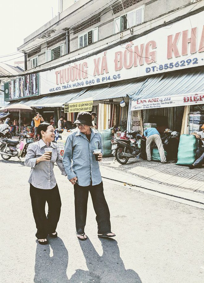 Tình yêu tươi xanh của cặp vợ chồng U60 vẫn bận rộn làm, bận rộn yêu