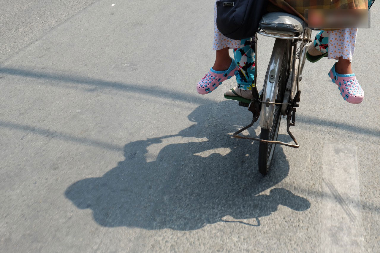 Theo mẹ đi khắp Sài Gòn: Chuyện cô bé 18 tuổi chưa một ngày rời xa đôi vai của người mẹ vé số