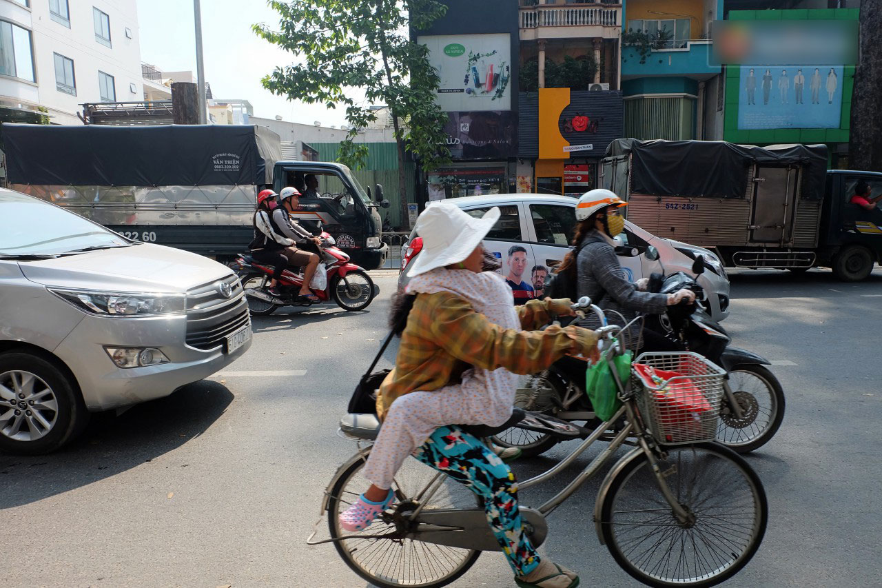 Theo mẹ đi khắp Sài Gòn: Chuyện cô bé 18 tuổi chưa một ngày rời xa đôi vai của người mẹ vé số
