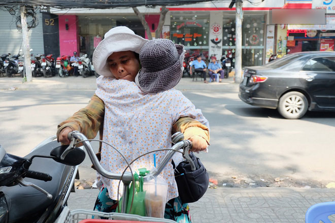 Theo mẹ đi khắp Sài Gòn: Chuyện cô bé 18 tuổi chưa một ngày rời xa đôi vai của người mẹ vé số Theo mẹ đi khắp Sài Gòn: Chuyện cô bé 18 tuổi chưa một ngày rời xa đôi vai của người mẹ vé số