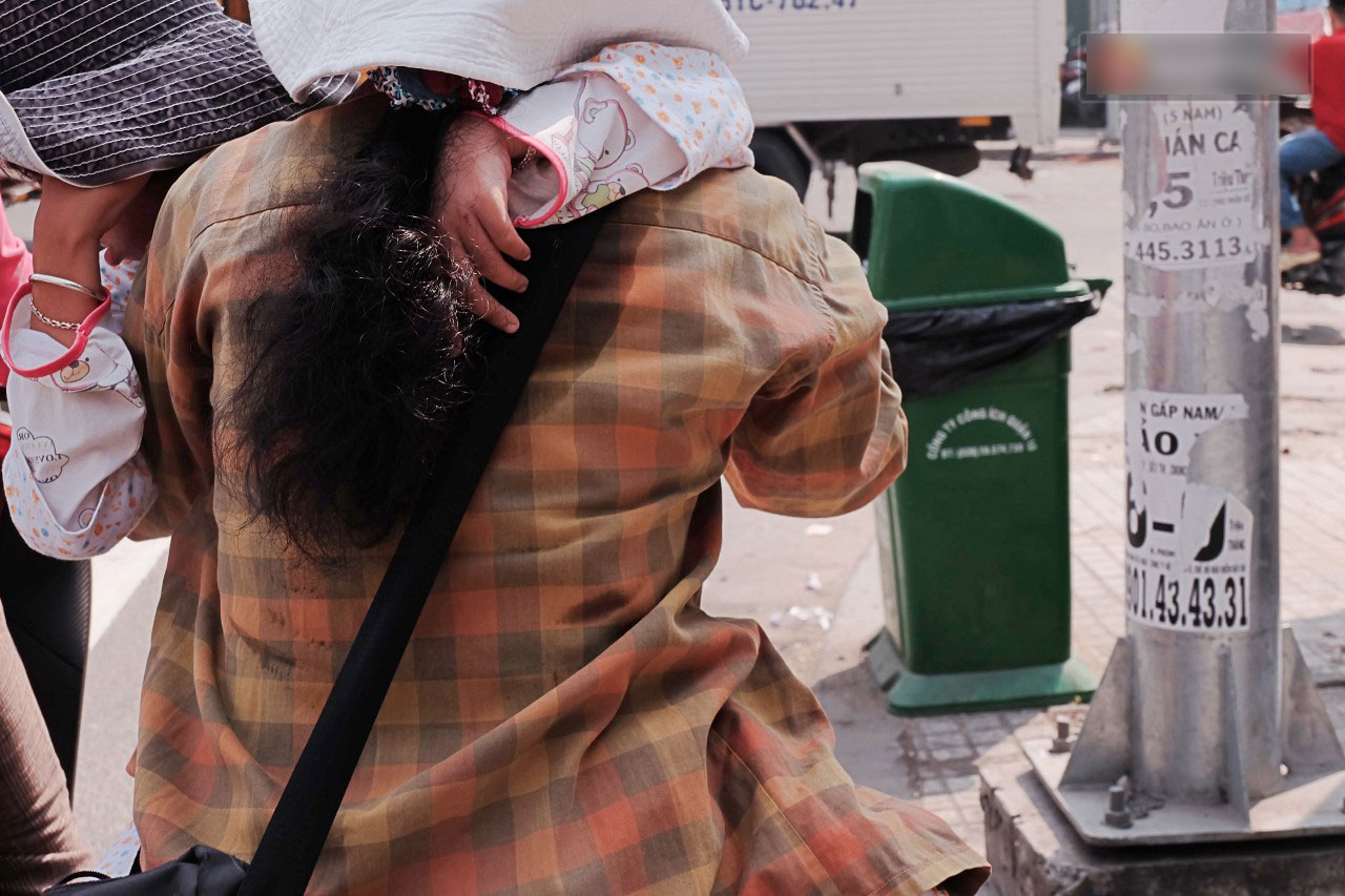 Theo mẹ đi khắp Sài Gòn: Chuyện cô bé 18 tuổi chưa một ngày rời xa đôi vai của người mẹ vé số